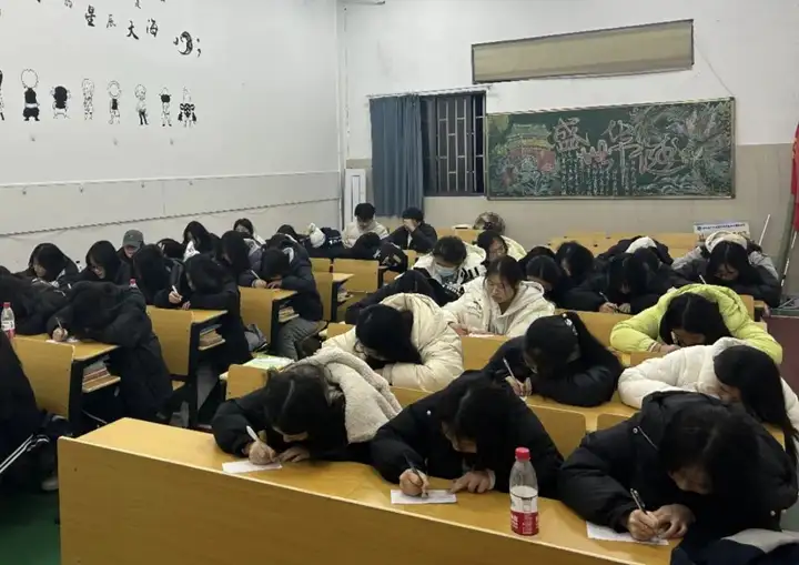 青春印记 | 奋楫笃行 • 一路生花 ——21幼儿保育二班班级风采(图8) 青春印记 | 奋楫笃行 • 一路生花 ——21幼儿保育二班班级风采(图8)