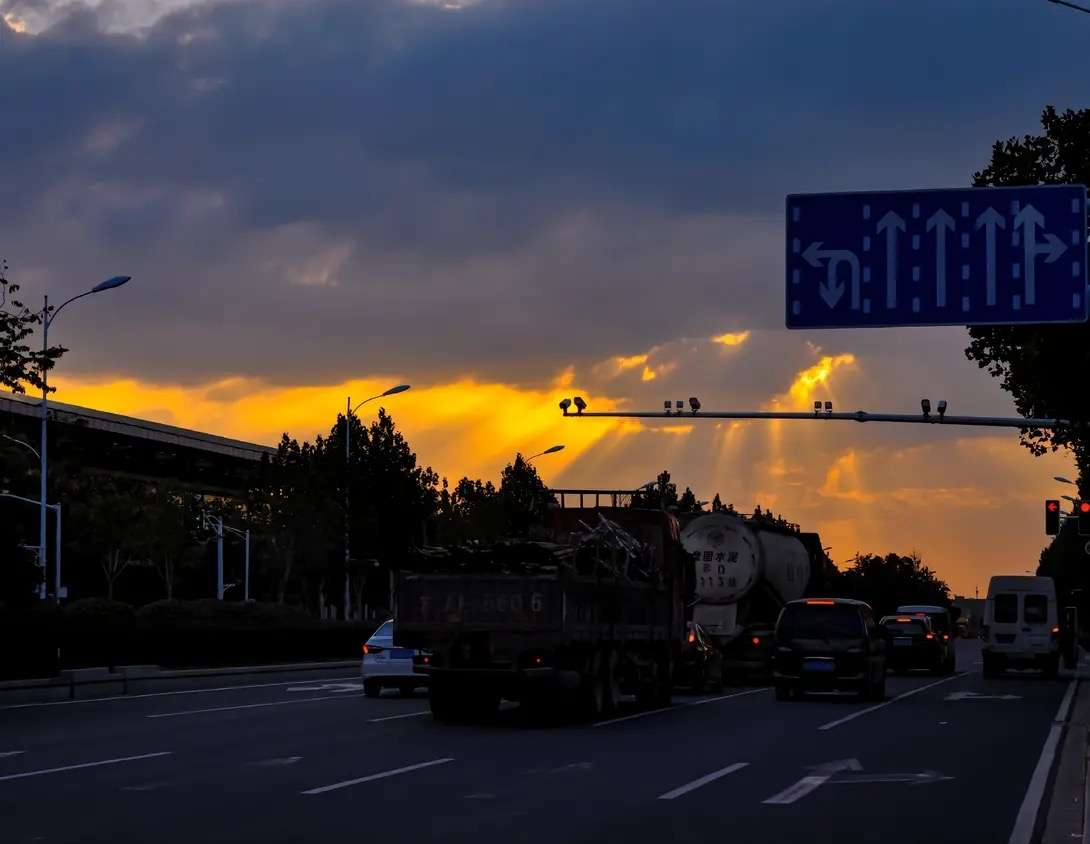 哈爾濱廣廈學院 的想法: #小廈日落圖鑑# #日落圖鑑# 車水馬龍的喧