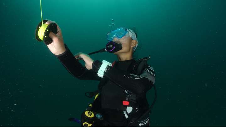 那些空气潜水,饱和潜水的潜水员下潜到水里后如果鼻子或者脸上痒了想