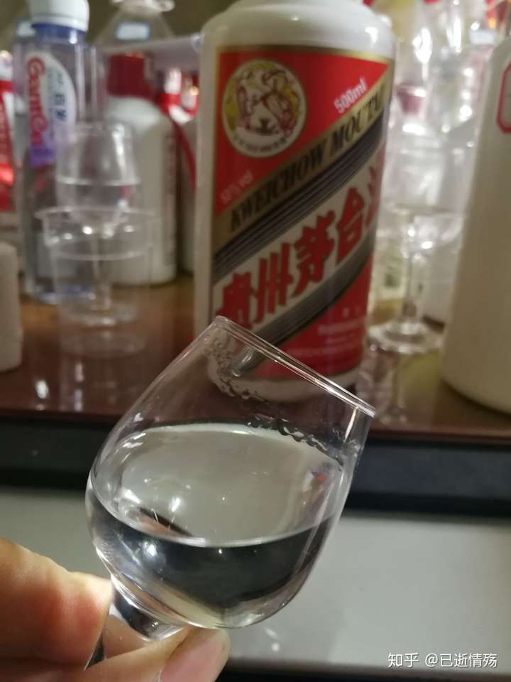 只有喝啤酒痛风的时候,才会发自内心的喜欢喝白酒了