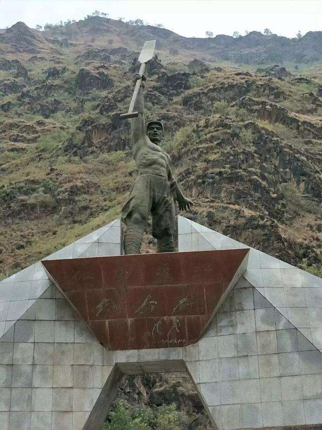 皎平渡,7条小船7天7夜巧渡金沙江,江边河堤上的岩洞就是见证