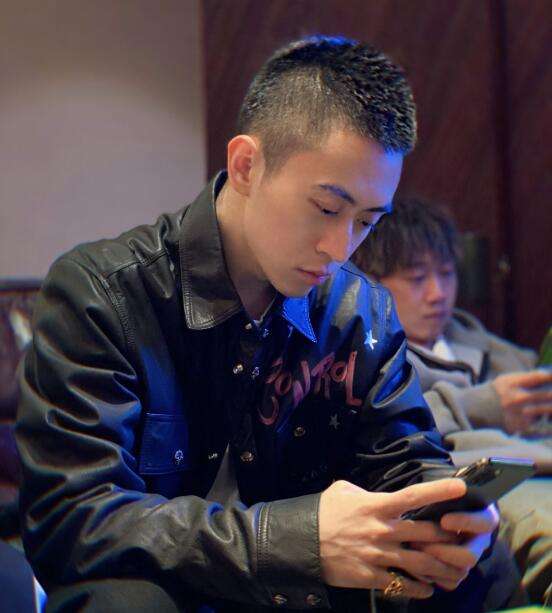 秦奋的传说有很多,其中流传最广的两条,第一是他曾评论王思聪那句"我