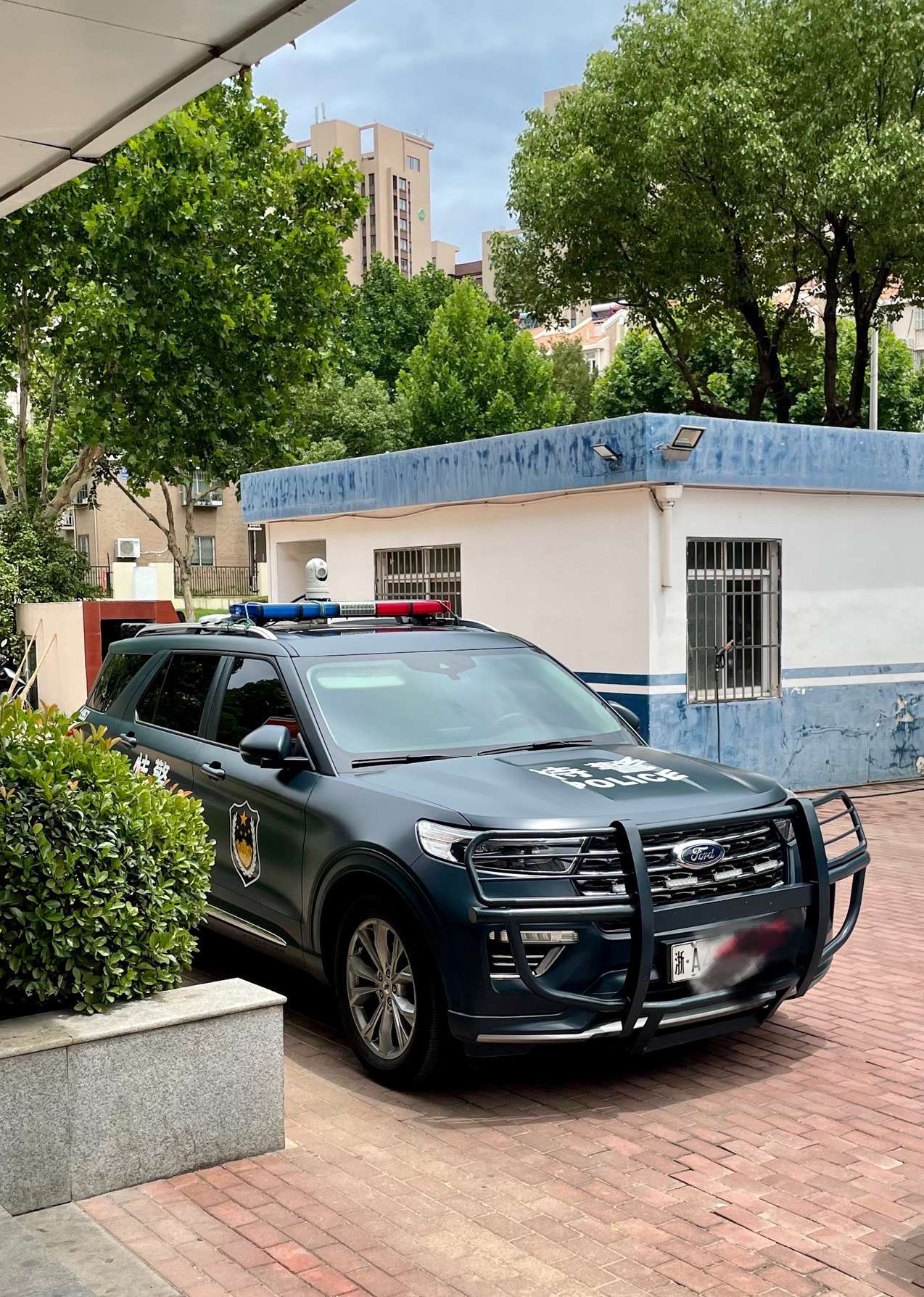 王俣良律师 的想法: 在南京体验了一次浙a特警车 福特探险者配