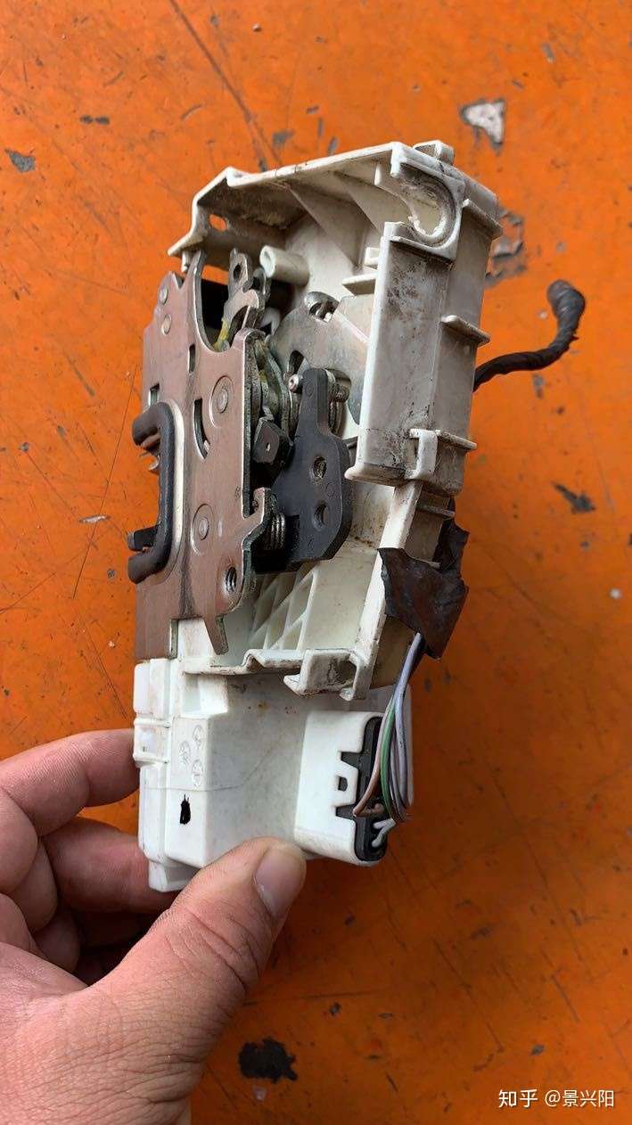 奔驰b200车门锁块锁机