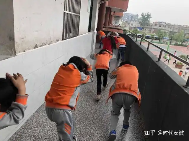安徽阜南于集乡中小学校开展地震应急演练活动