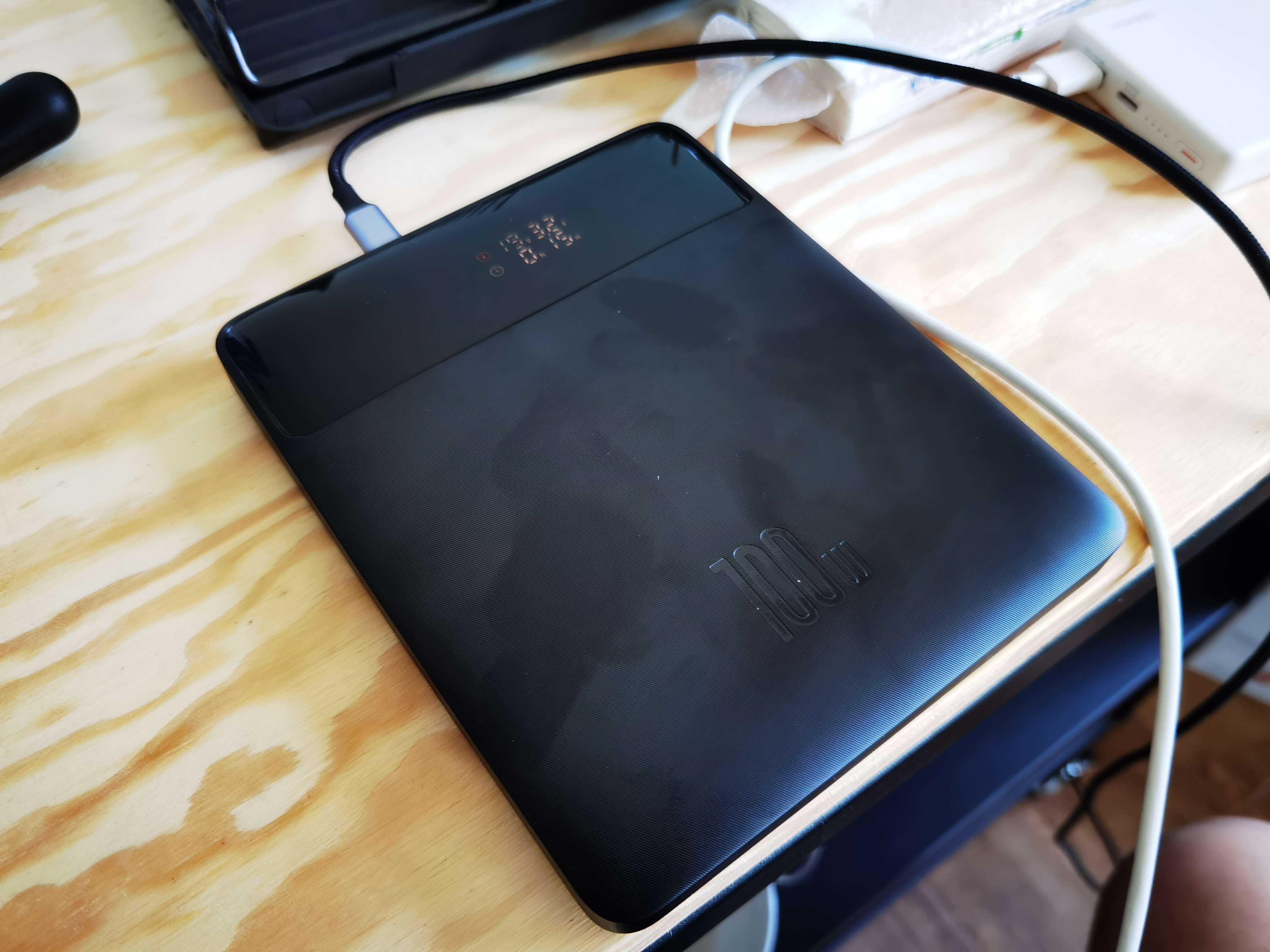 琳琅破碎 的想法: 倍思这个超薄100w充电宝还挺有意思的,额… - 知乎