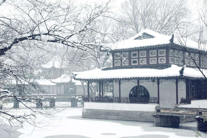 描写冬天的诗句： 绿蚁新醅酒，红泥小火炉。晚来天欲雪，能饮一杯无。-第2张图片-诗句网