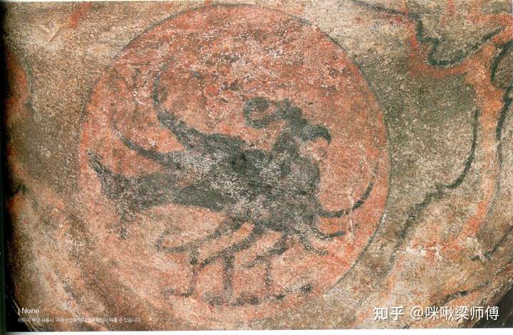 但是是根据韩国古坟壁画上的图案做的装饰品: 其实三足乌最早源自咱们