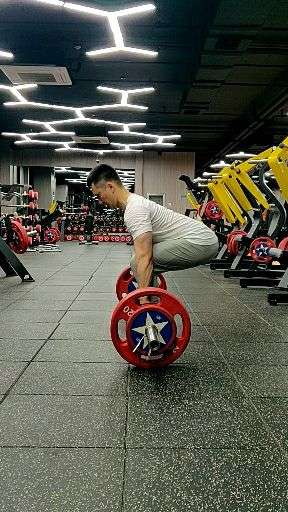 请各位朋友指导一下我传统硬拉的动作?