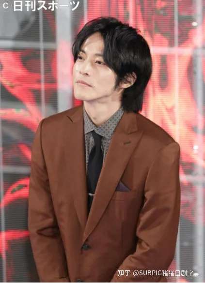 松坂桃李 终于坚持拍完了与铃木亮平的激斗戏码 知乎