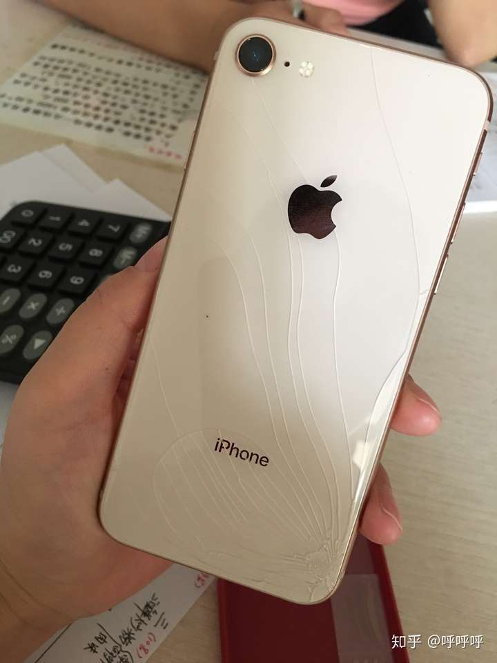 iphone8,8p玻璃后盖真的一摔就会碎么?