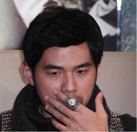 比如,周杰伦的假发,就很假.网上有很多人发帖,知乎