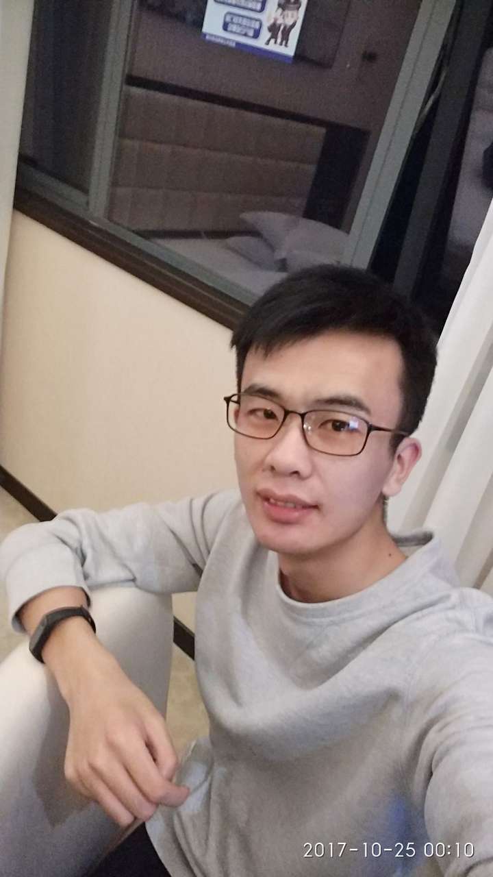 男生185 体重70kg,戴黑框眼镜,如何搭配穿衣?留什么样的发型?