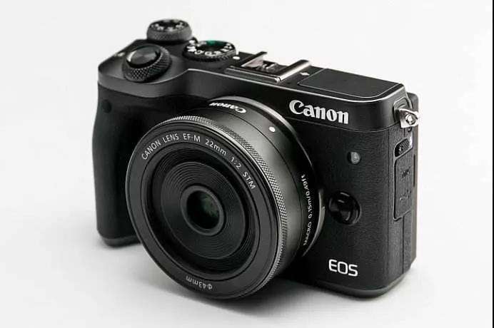 如果你不是专业的单反用户,也完全可以选择佳能的微单相机,m5或者m6都