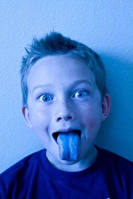 本应该是红色的舌头,白色的皮肤,在这张照片里却被通通拍成了蓝色 这