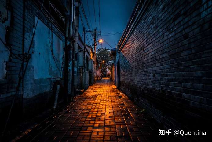 大街是指那些车水马龙川流不息的街道,小巷是指那种灯光昏暗行人稀少