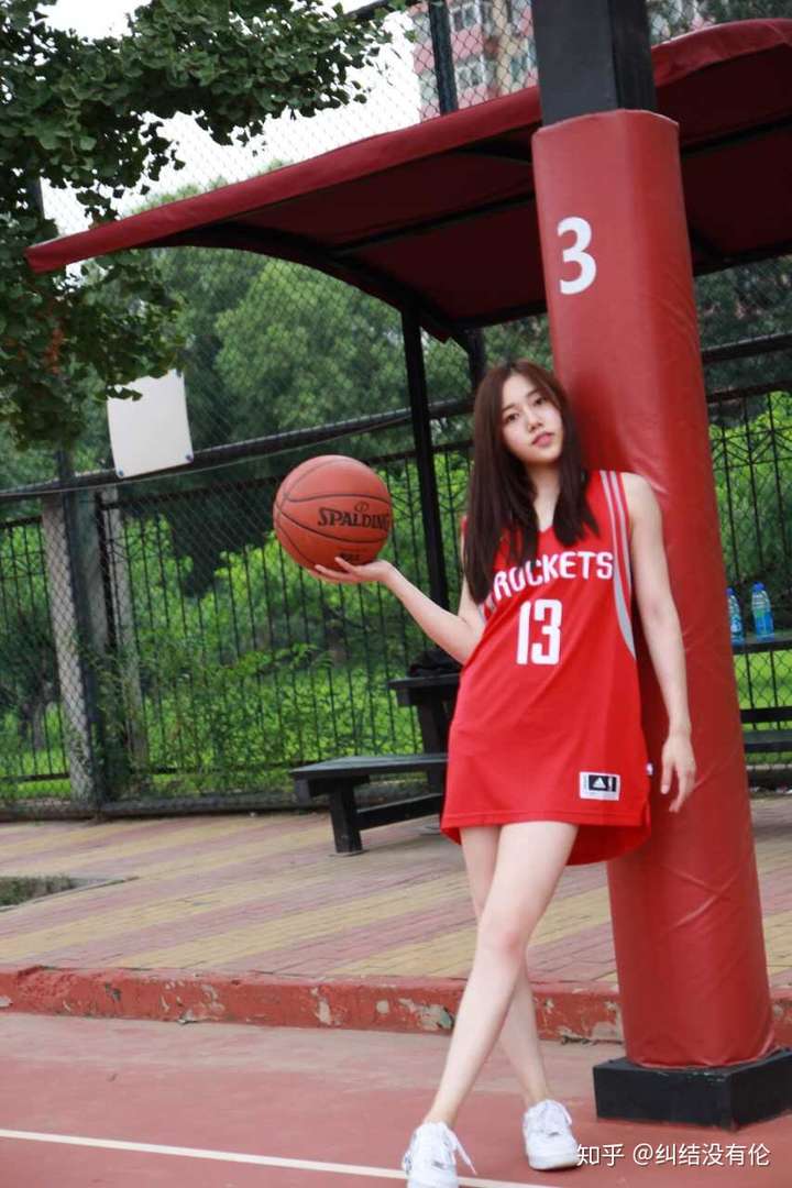 美女穿裙子打篮球图片