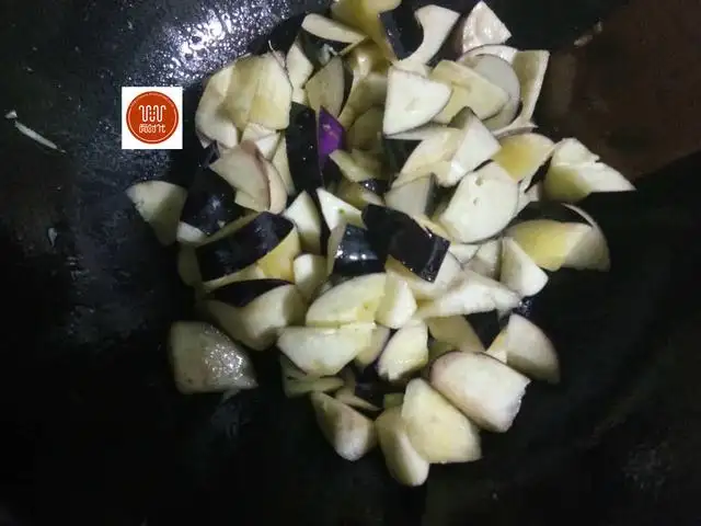 茄子的家常做法，味道不比饭店差，做法简单，保你一学就会！-烧茄子怎么做好吃又简单又好吃