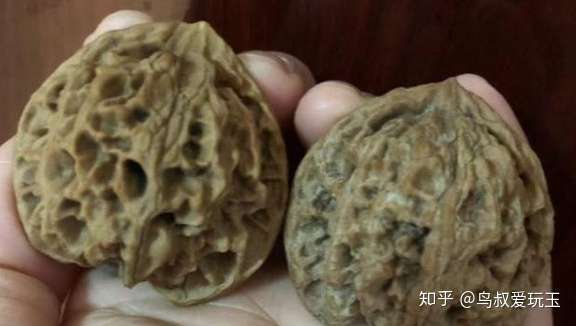 我有一对新上手的文玩核桃,刷了好长时间为什么反碱一直去不掉?