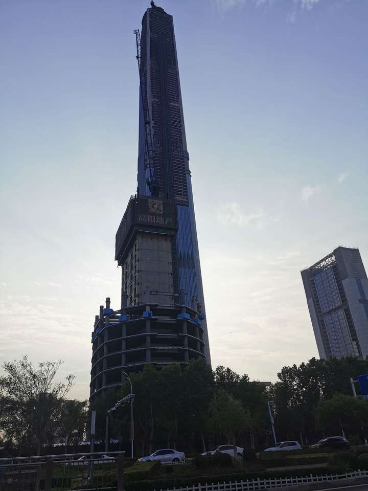 大厦主体从完工以后到现在已经五年多了,当时盖楼的高银集团资金链崩