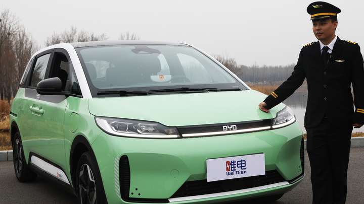 比亚迪和滴滴出行一起造了台神车d1我们抢先拿到试驾了它