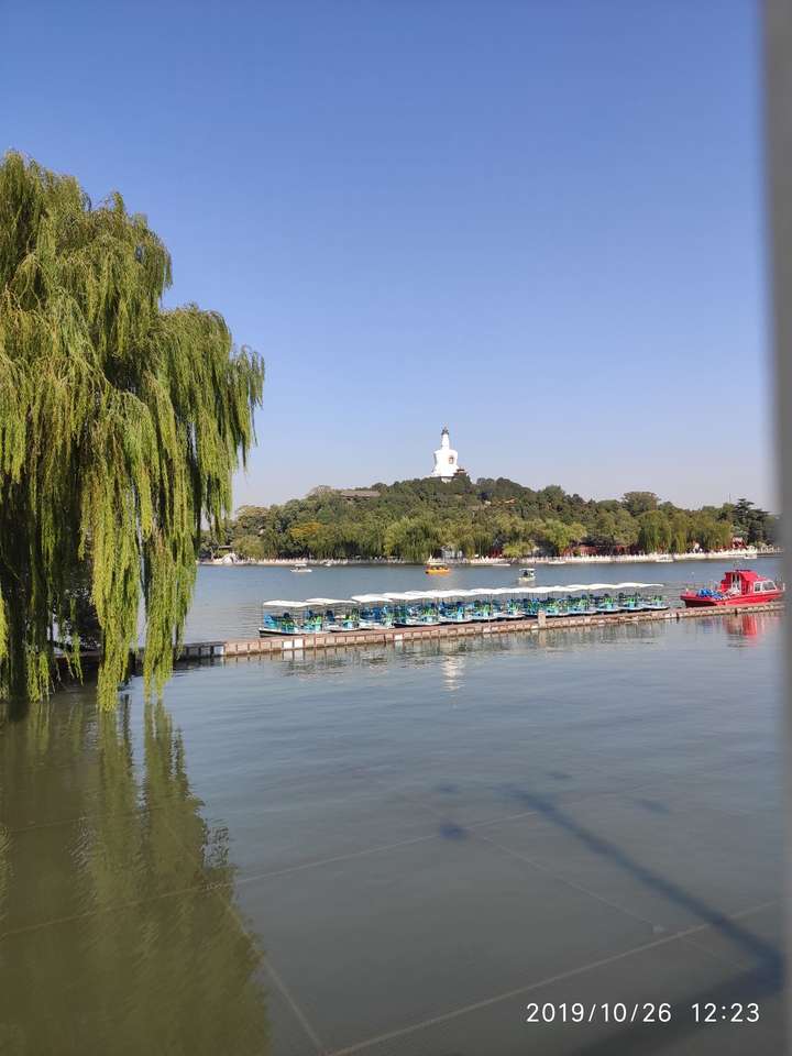 北海公園,海面倒映著美麗的白塔