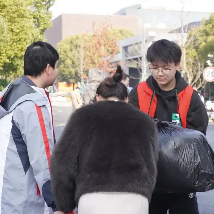 学子归来启新程 逐梦扬帆谱新篇 | 塘栖校区24级开学返校报到(图5)
