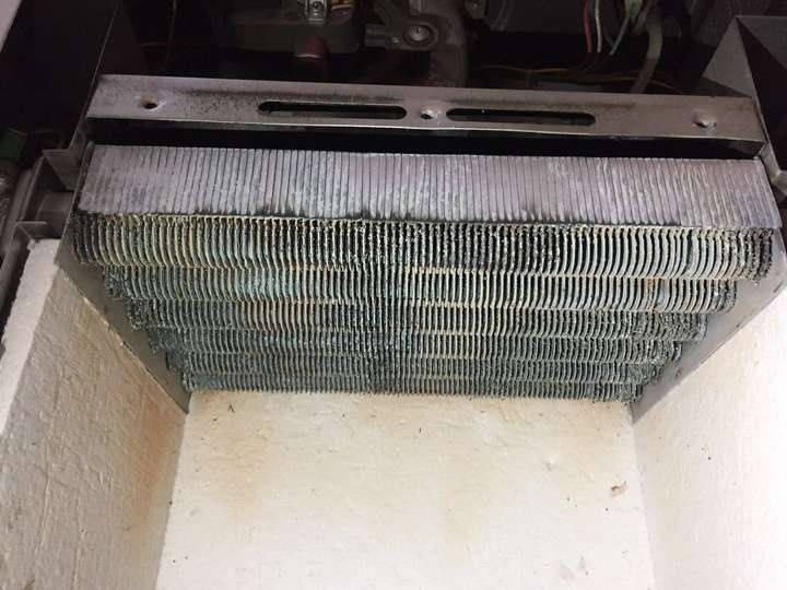 我家的冷凝壁挂炉用三年了,今年冬天开始开暖气后,用汽量彪升,为什么?