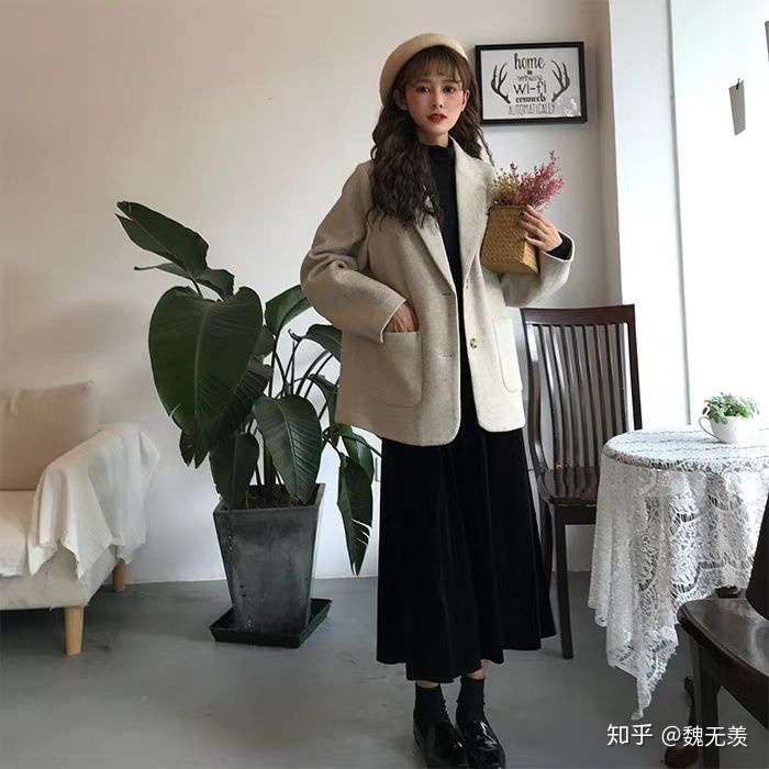 教师资格证面试冬天,女生穿什么好,白色西装短款大衣和黑色半身裙配短