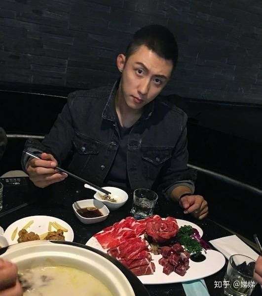 请参考下方某东北大撒子的模样 这是我们吃火锅的时候拍的 (别喷我,我