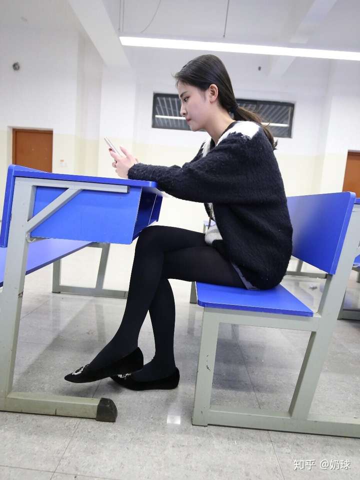高中生在学校穿校服裤子配丝袜是什么体验