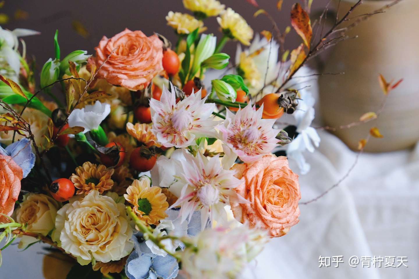 插花笔记vol 6 愈到深秋 初次鲜花吸色 秋天的花束制作 知乎