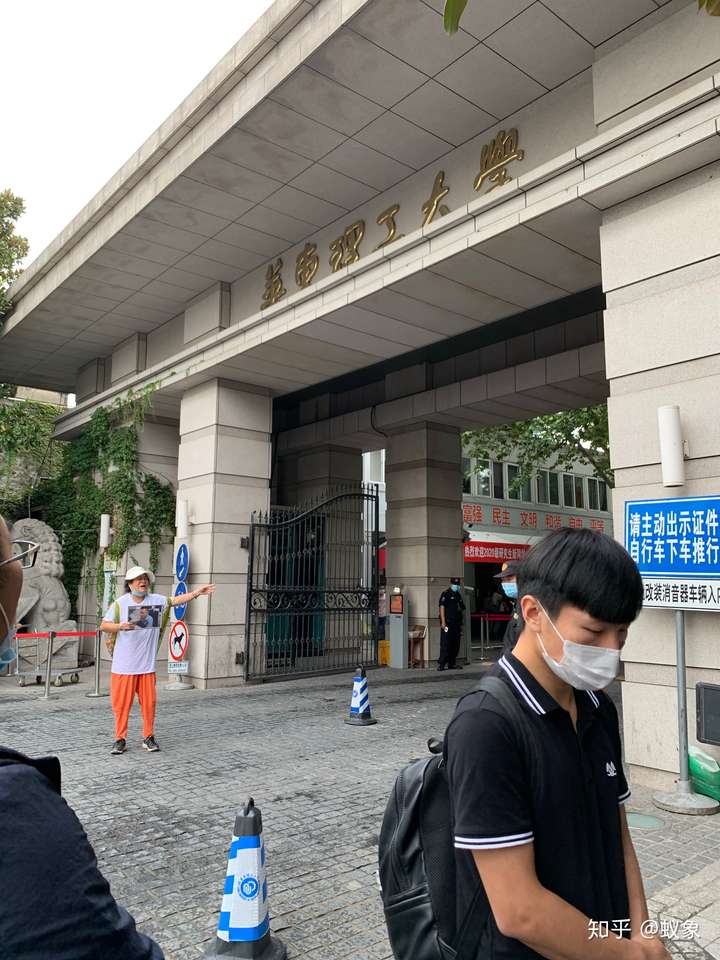 华东理工大学徐汇校区南门举牌哭泣的阿姨是怎么回事啊