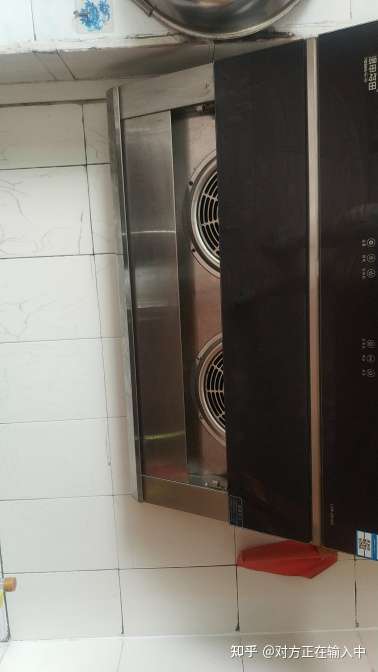 对方正在输入中 的想法: 汤申多田的油烟机,那个玻璃没装好,掉了