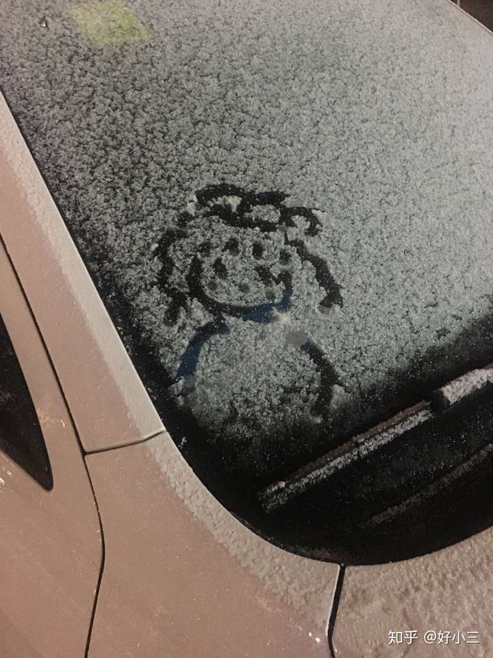 今天下雪,晚自习结束出来准备回家,看见车上被某个同学画了个小人