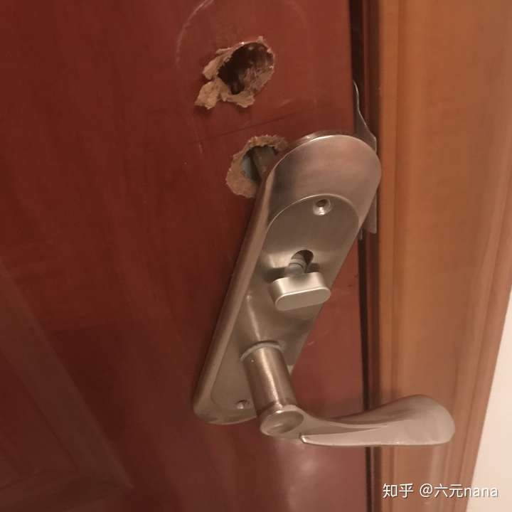 被锁在卧室里打不开门了