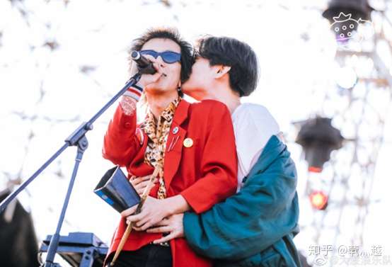 如何评价乐队的夏天2中大波浪演唱的他的方式以及李剑和邢星的关系
