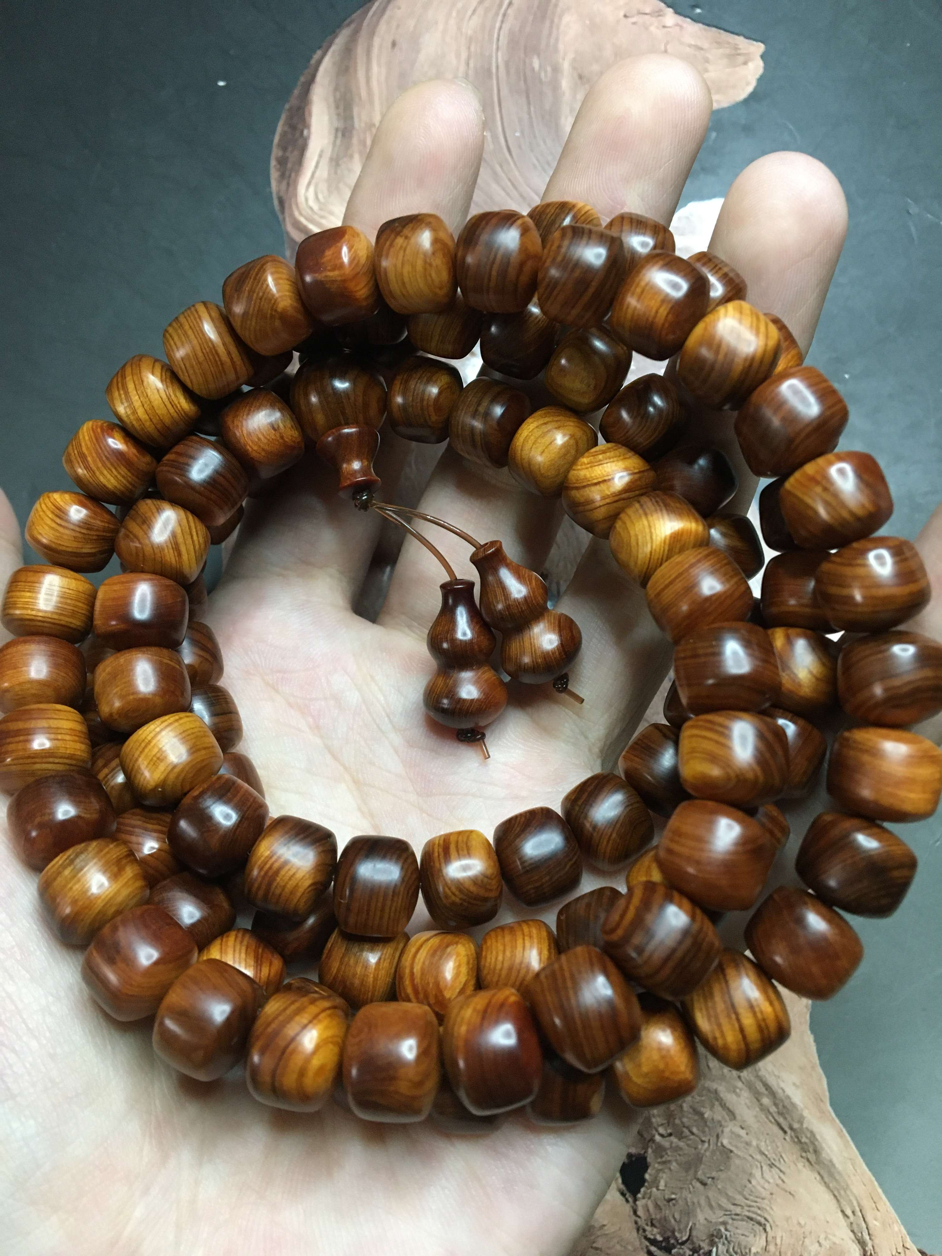 大伟崖柏鉴藏 的想法: 天然太行崖柏极品黑油手串该是什么样子?