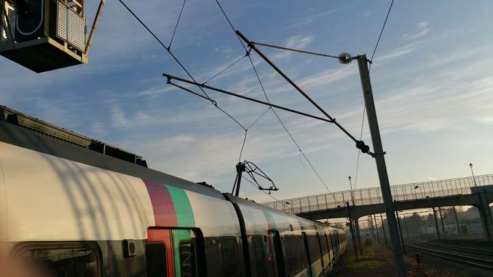 高速动车组上的电网接触点,会不会挂到电线上,导致铁路沿线的电线杆被