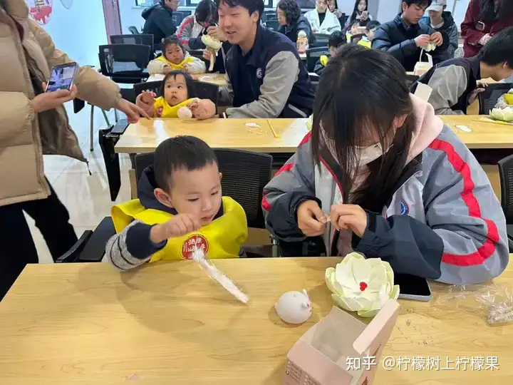 巧手傳溫情 童心映暖冬 | 我校學生參與枇杷灣社區手工坊志愿服務活動！(圖4)