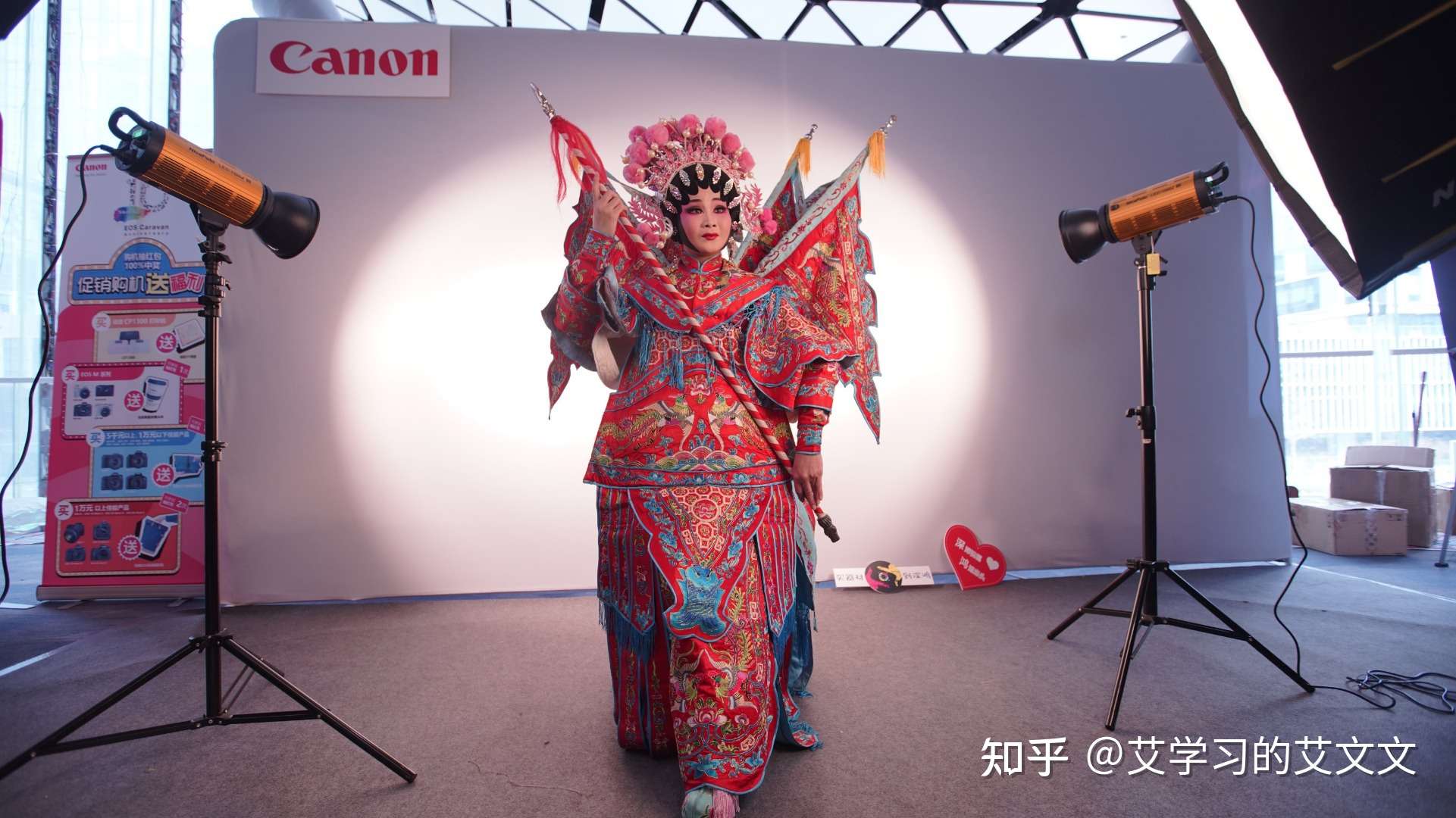 艾学习的艾文文 的想法: 又是京剧,又是美人鱼,中西结合来拍摄