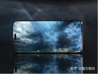 在金刚巨犀玻璃的保护下,新机屏幕内部采用双栈串联oled架构,即双层