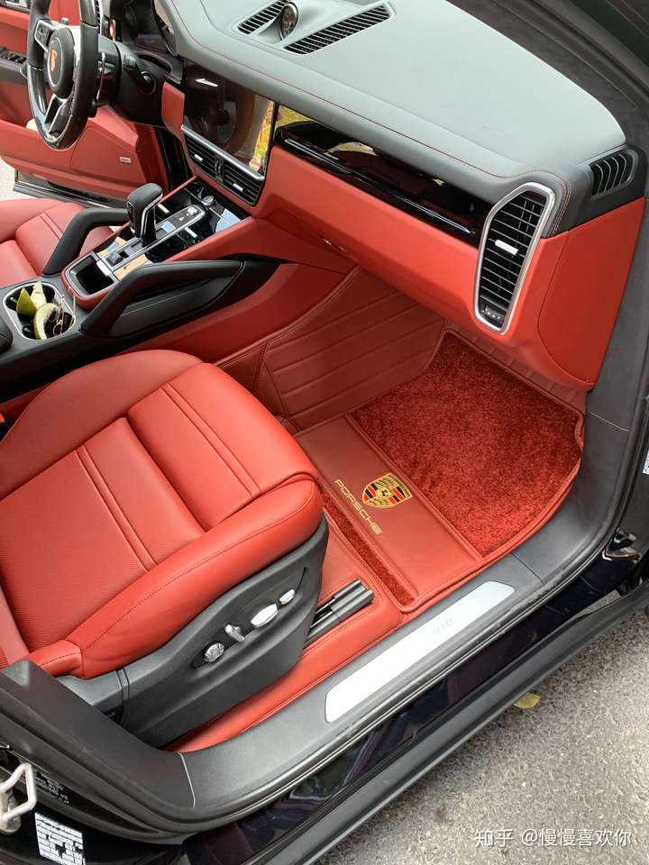 保时捷卡宴红色内饰搭配什么颜色的脚垫好看
