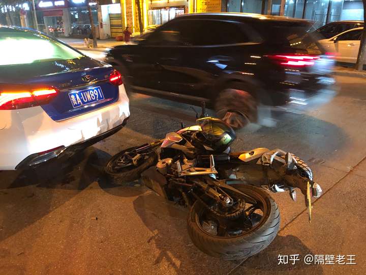 带女朋友骑摩托车摔倒是什么样的体验