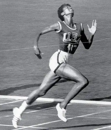 人们都站起来为她喝彩,齐声欢呼这个美国黑人的名字:威尔玛·鲁道夫