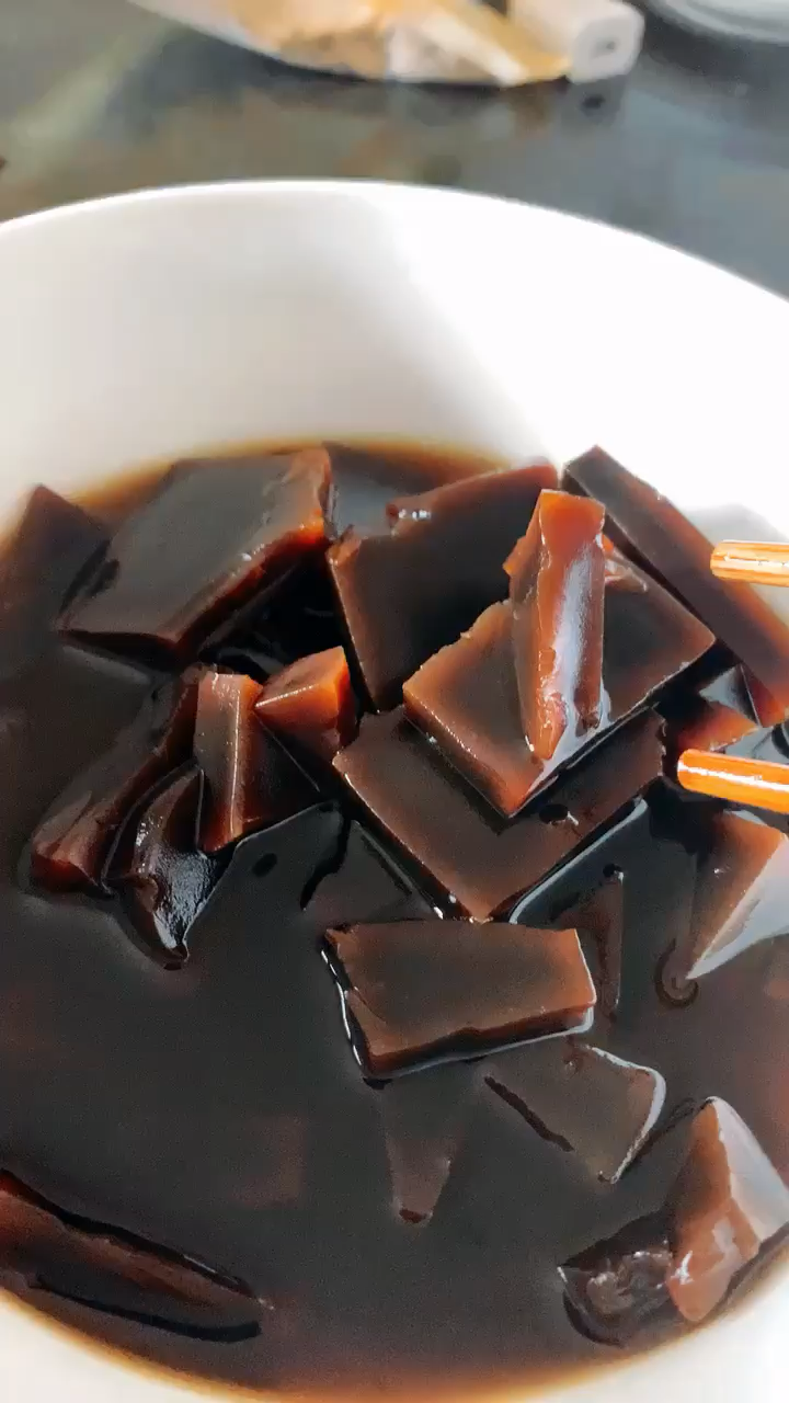 阿胶用黄酒泡了两天不融化,变成有弹性的样子是否正常?