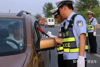 喝酒以後多久能開車很多人自以為酒醒了但還是飲酒駕駛