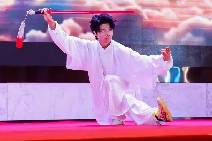 刀舞寒光追綺夢(mèng) 拳開(kāi)壯志啟鵬程 | 我校學(xué)子參加浙江開(kāi)放大學(xué)學(xué)位授予儀式演出！(圖2)