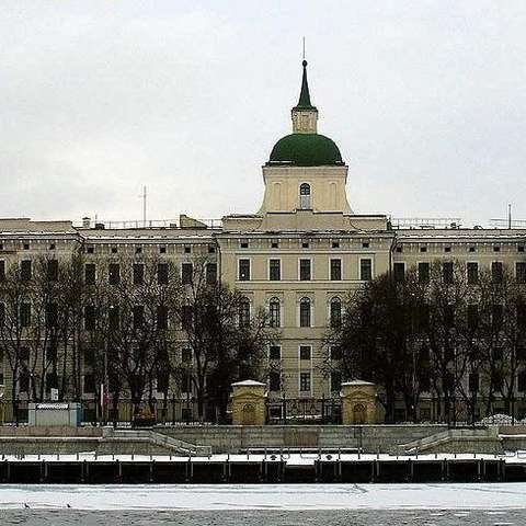 伏龙芝军事学院是苏联培养诸兵种合成军队军官的高等军事学校;研究诸
