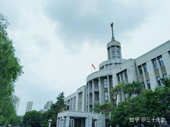 在黑龙江中医药大学里就餐是一种怎样的体验?有什么推荐的食堂和美食?